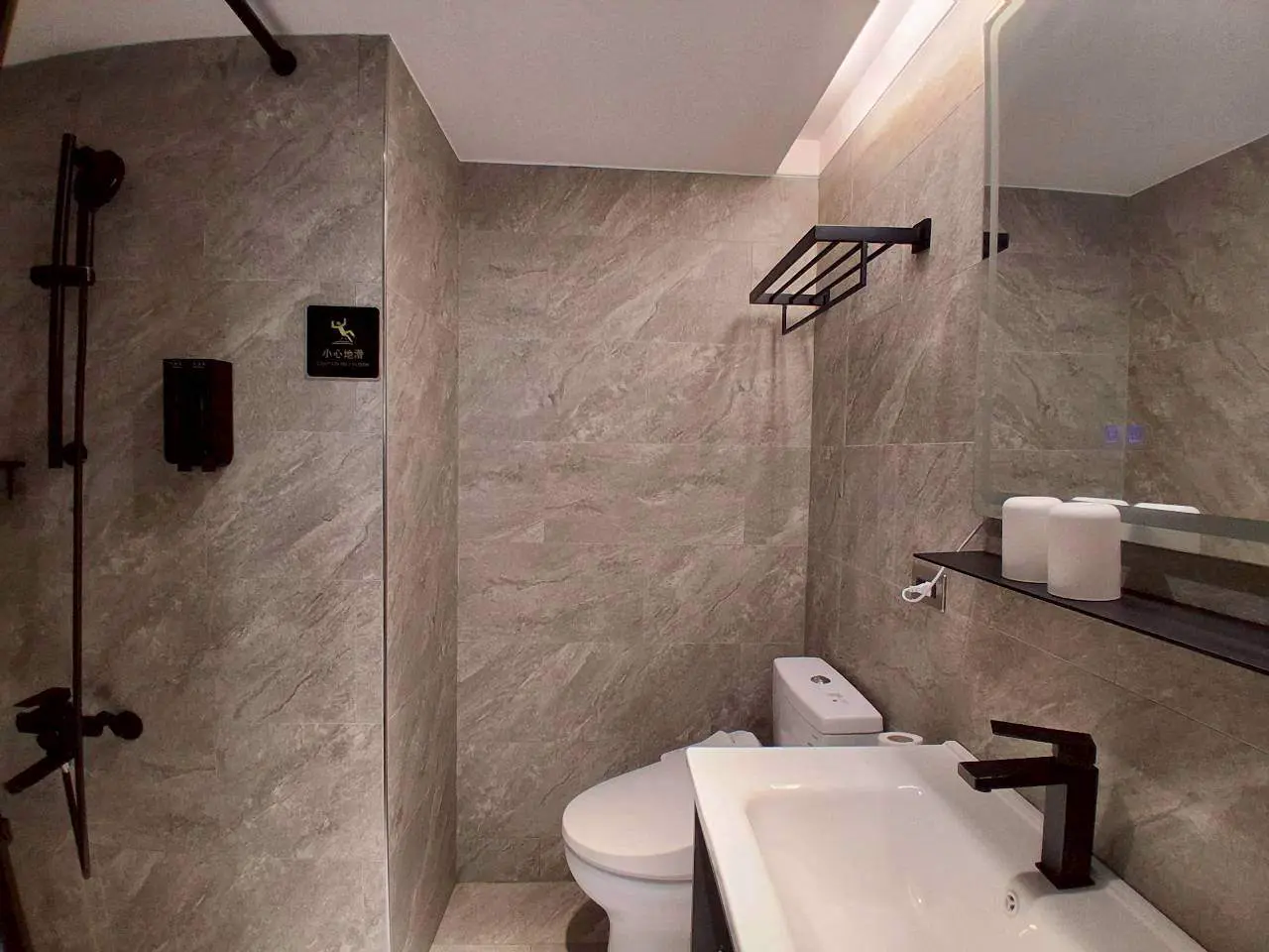  豪華雙人房 超大床或兩小床 有窗